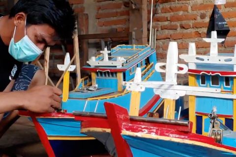 Nelayan Batang buat miniatur kapal dengan remote control