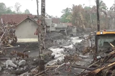 Permukiman terendam lahar Semeru, petugas bangun tanggul