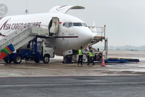 Pesawat kargo terbang perdana di BIJB Kertajati