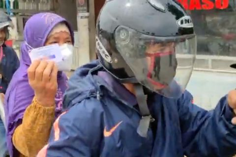 Petugas gabungan gelar razia vaksin di Losarang Indramayu