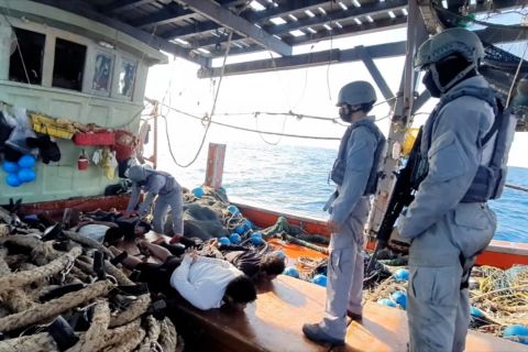 KN Pulau Dana-323 tangkap kapal Vietnam bermuatan 2 ton ikan