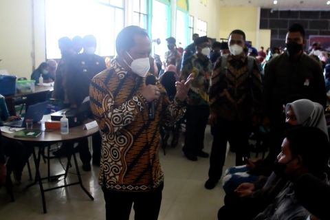 Mendagri tinjau vaksinasi COVID-19 di Malut
