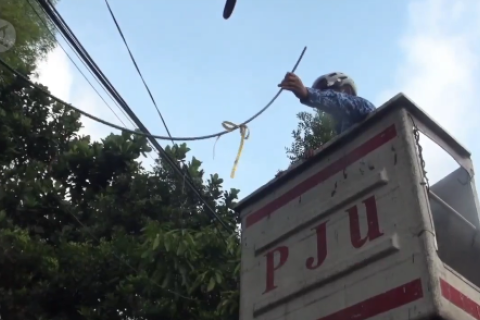 Plt Wali Kota Bandung pimpin penertiban kabel semrawut di udara