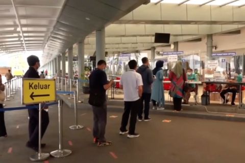 Vaksinasi jadi syarat pelaku perjalanan libur Natal dan tahun baru
