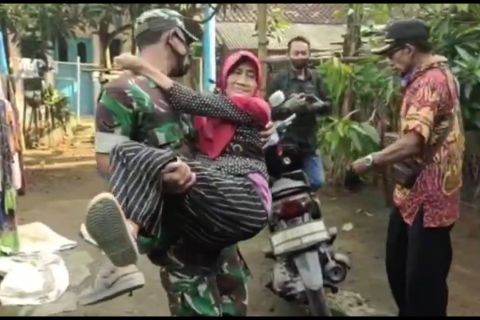 Tni bantu vaksinasi warga lanjut usia dan disabilitas