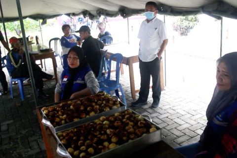 Dapur umum bagi pengungsi  gelombang air pasang di Ternate