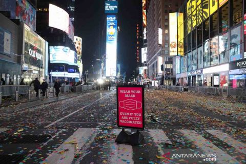 Sampah confetti sisa perayaan tahun baru di Times Square