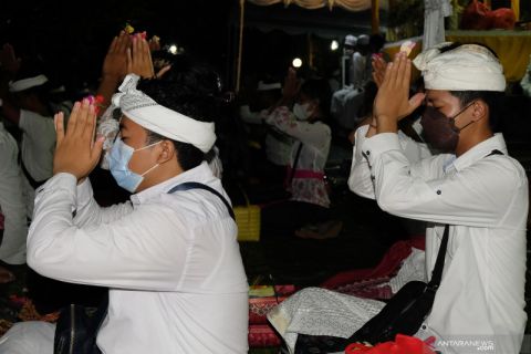 Persembahyangan Hari Suci Siwaratri di Bali