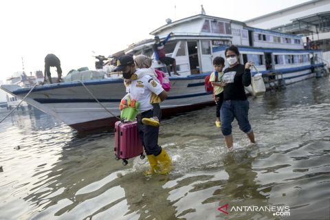 Banjir rob di Pelabuhan Kali Adem Jakarta