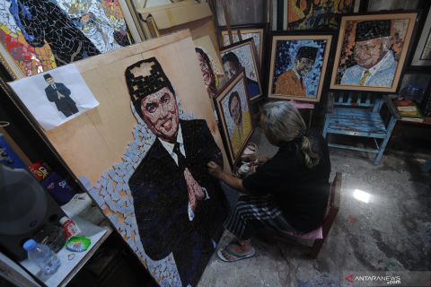Price of mosaic artworks made from ceramic shards reaches Rp100 million
