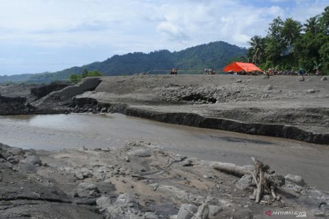 Siswa terisolir belajar di tenda pinggir sungai