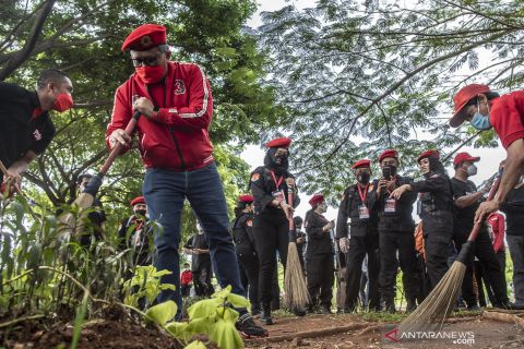 Aksi bersih-bersih Jelang HUT ke-49 PDIP