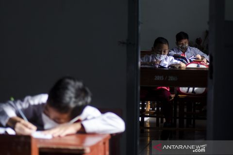 Pelaksanaan PTM 100 persen di sejumlah daerah