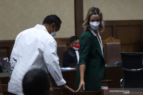Nia Ramadhani dan Ardie Bakrie diganjar hakim satu tahun penjara