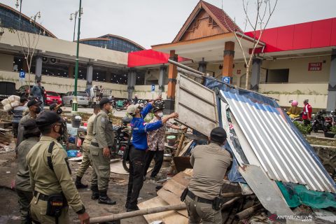 Penertiban pedagang di kios darurat Pasar Legi