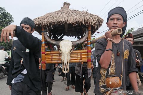 Tradisi Ngaruat Bumi di Karawang