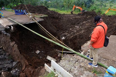 Jembatan ambruk diterjang longsor