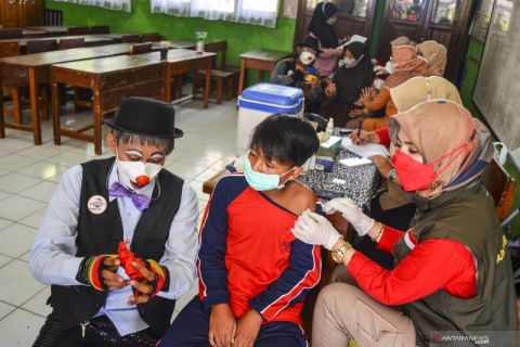 Vaksinasi anak bersama badut sulap