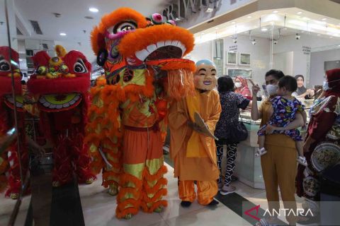 Sambut Tahun Baru Imlek, Barongsai atraksi keliling mal