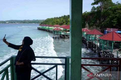 Menikmati objek wisata Pantai Dato di Majene