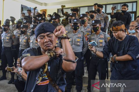 Menuntut mundur Arteria Dahlan dengan aksi Debus