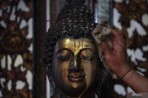 Tradisi Bersihkan Patung Dewa Jelang Perayaan Imlek