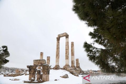 Salju tutupi kuil Romawi Hercules di Amman Yordania
