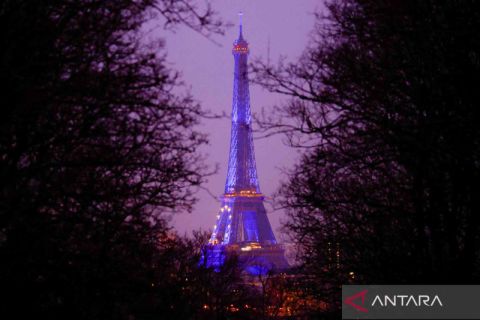 Rayakan Prancis Presidensi Dewan Uni Eropa, Menara Eiffel bermandikan cahaya biru