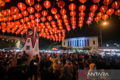 Ribuan lampion dipasang di kawasan Pasar Gede Solo untuk sambut imlek