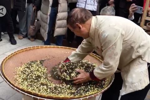 Menyeruput teh melati di puncak bukit Fuzhou