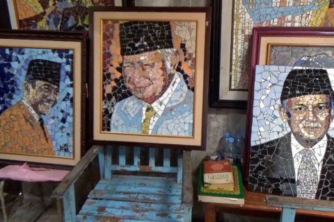 Perajin asal Klaten sulap limbah keramik jadi karya seni mozaik