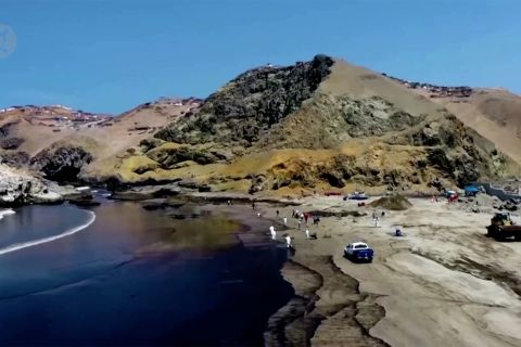 Dampak tsunami Tonga, 6.000 barel minyak cemari pantai di Peru