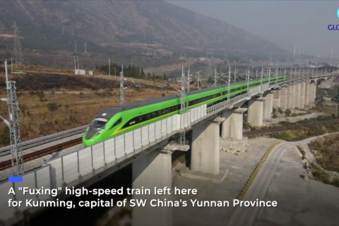 Keberangkatan kereta Fuxing dari Pegunungan Daliang yang terpencil