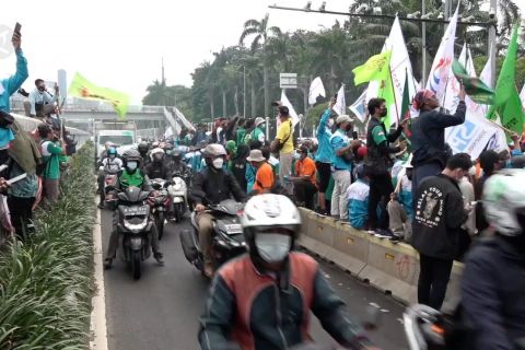 Lalu lintas di depan Gedung DPR padat dipenuhi buruh