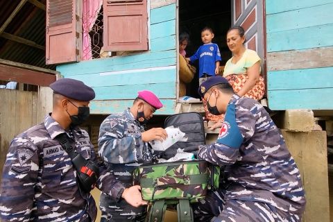Lanal Lhokseumawe berikan pengobatan pintu ke pintu pada korban banjir