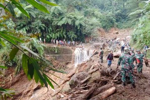 Longsor terjang Pekalongan, sejumlah akses tertutup mulai dibuka