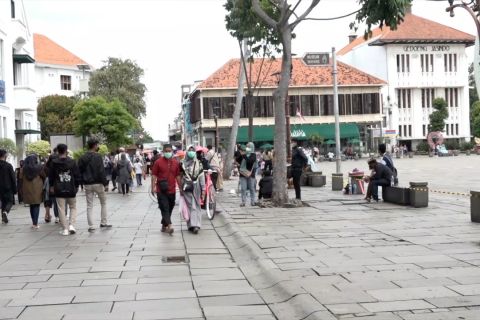 Masyarakat ramaikan kota tua saat libur tahun baru