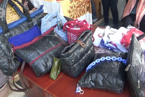 Mengolah kantong plastik bekas jadi aneka kerajinan