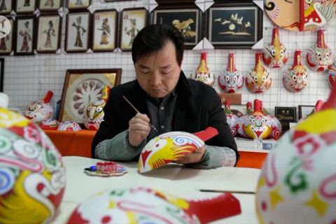 Sambut Imlek, seniman China lukis topeng Mashao