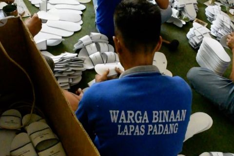 Sandal hotel produksi Lapas Muaro Padang kebanjiran pesanan