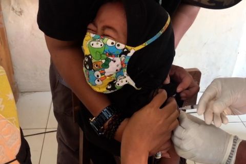 Vaksinasi ratusan siswa SD di Majalengka diiringi derai air mata