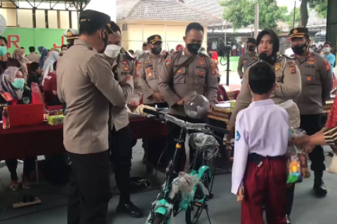 Vaksinasi COVID-19 untuk anak yang berhadiah sepeda