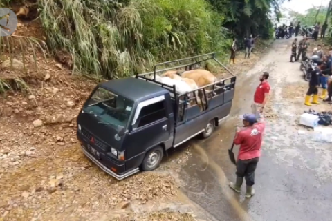 Jalur tertimbun longsor di Pekalongan mulai bisa dilewati