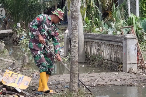 TNI turun bersihkan lingkungan kota Lhoksukon Aceh pasca banjir