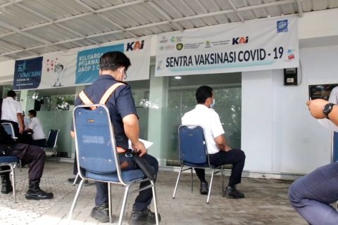 1.204 pegawai KAI Daop 3 Cirebon terima vaksinasi booster 