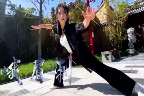 Seorang wanita di China pamerkan seni bela diri yang memukau