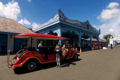 Asyiknya berkeliling Solo dengan mobil listrik