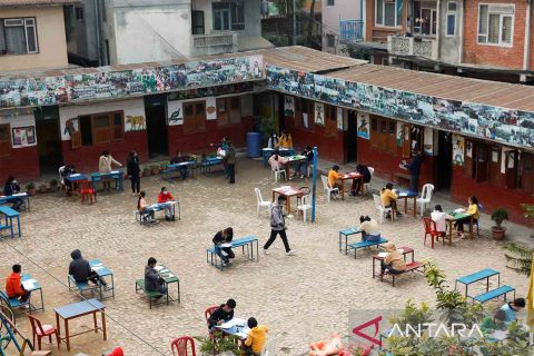 Sekolah tatap muka di Kathmandu