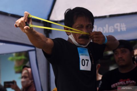Lomba olahraga tradisional ketapel di Jakarta