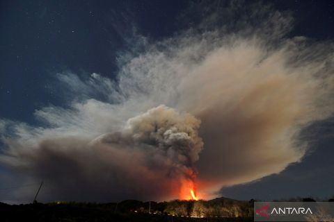 Letusan Gunung Etna di Italia